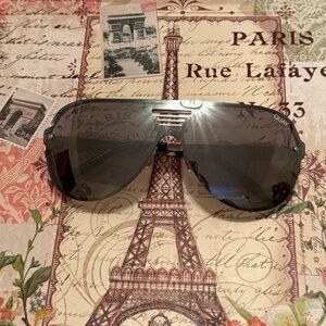 Quay Showtime silver mirror sunglasses. Gently used